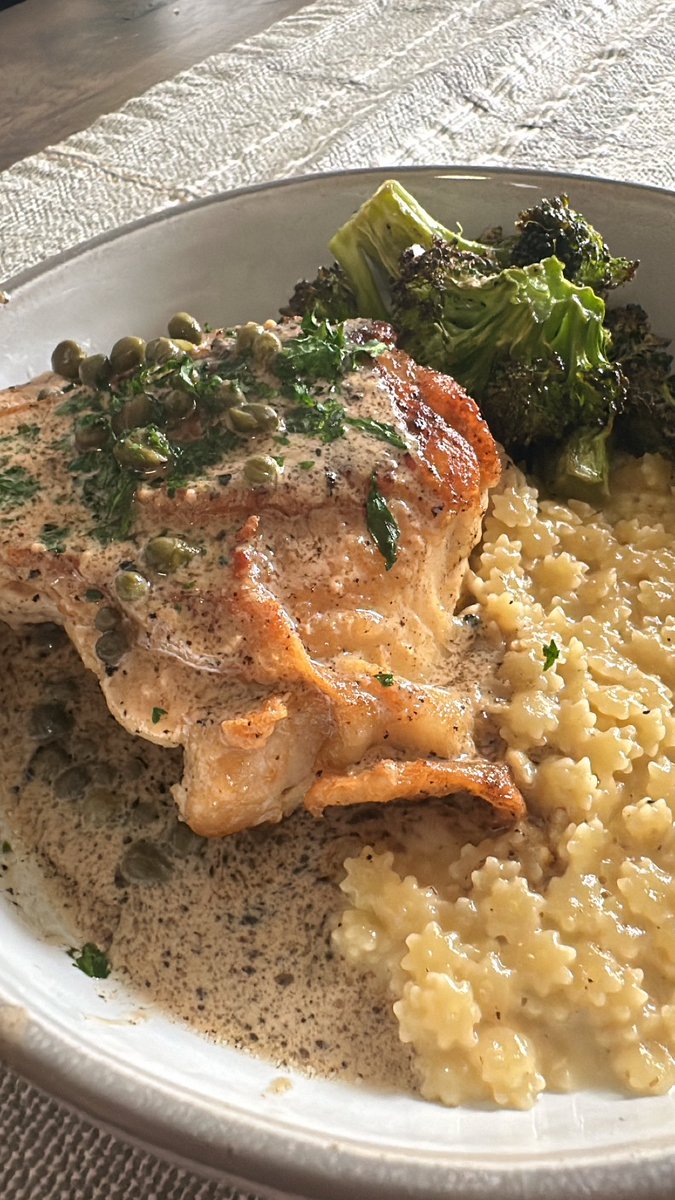 goodbyeemie's tweet photo. Lemon chicken piccata with roasted broccoli and parmesan pastina, made from scratch with love ❤️ #dinnerformytimeline https://t.co/nRdVZ2Pijw