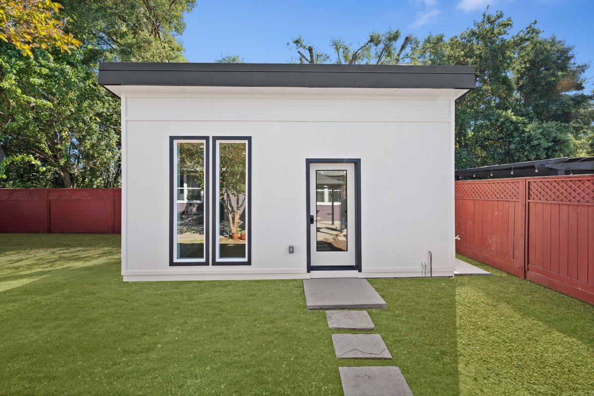 RealmRoof's tweet image. The perfect space for guests, parties or a home office. Check out the X24OS and imagine the possibilities.

Start your process today and schedule your Free Phone Assessment. LINK in BIO!

#AccessoryDwellingUnit #ADU #ADUBuilder #CaliforniaADU #ModernPrefab #ModularHome