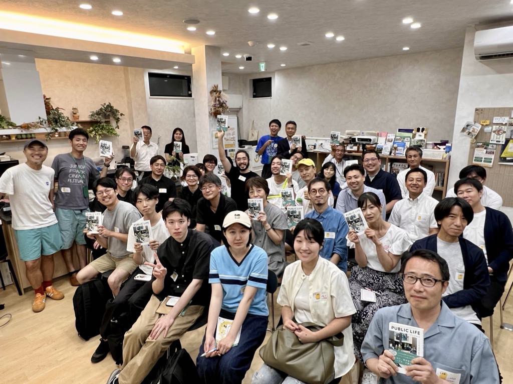 a0kijun's tweet photo. #パブリックライフ PUBLIC LIFE
出版記念トークキャラバンvol.41墨田ことまちラボ。細田侑くんが墨田の面白い人たち声かけてくれて嬉しい出会いもたくさん。墨田区はパブリックライフ良い湯加減で楽しそう。個人的片想いだったコンビニDJ岸野さんに会えたの嬉しすぎる。森道ぶりの電気湯の二人も最高。 https://t.co/vpBuxGMrco