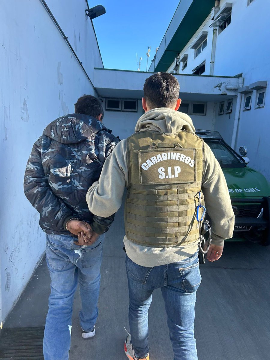CarabCoquimbo's tweet photo. En un despliegue realizado por los #Carabineros de la Sección de Investigación Policial 🔍 🚔 de la 2ª Comisaría #Coquimbo en el sector central de la comuna y #ParteAlta, detuvieron a 3 👨🏻, que mantenían órdenes de detención vigentes, y quienes suman un total de 40 reiteraciones. https://t.co/KRVHIHCkf2