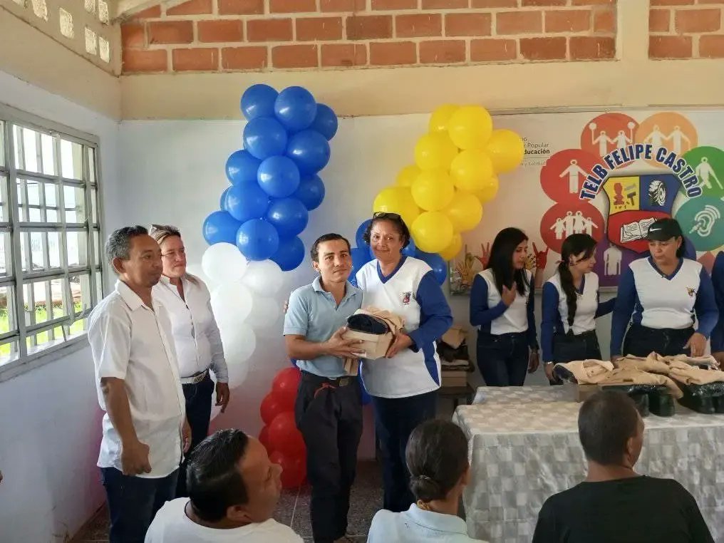 info_mppe's tweet photo. #NotiMPPE | En el Edo. #Cojedes se realizó la dotación de uniformes y calzado escolar para el beneficio de los estudiantes del TELB Felipe Castro del CDCE Tinaco con alegría y compromiso por la educación.
Vía: @cdce_cojedes
@_LaAvanzadora
@MPPEDUCACION
#PoesiaMundialEnVenezuela https://t.co/jWPY7zMYH0