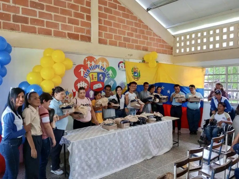 info_mppe's tweet photo. #NotiMPPE | En el Edo. #Cojedes se realizó la dotación de uniformes y calzado escolar para el beneficio de los estudiantes del TELB Felipe Castro del CDCE Tinaco con alegría y compromiso por la educación.
Vía: @cdce_cojedes
@_LaAvanzadora
@MPPEDUCACION
#PoesiaMundialEnVenezuela https://t.co/jWPY7zMYH0