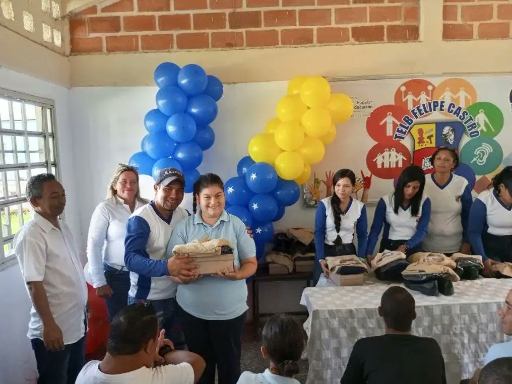 info_mppe's tweet photo. #NotiMPPE | En el Edo. #Cojedes se realizó la dotación de uniformes y calzado escolar para el beneficio de los estudiantes del TELB Felipe Castro del CDCE Tinaco con alegría y compromiso por la educación.
Vía: @cdce_cojedes
@_LaAvanzadora
@MPPEDUCACION
#PoesiaMundialEnVenezuela https://t.co/jWPY7zMYH0