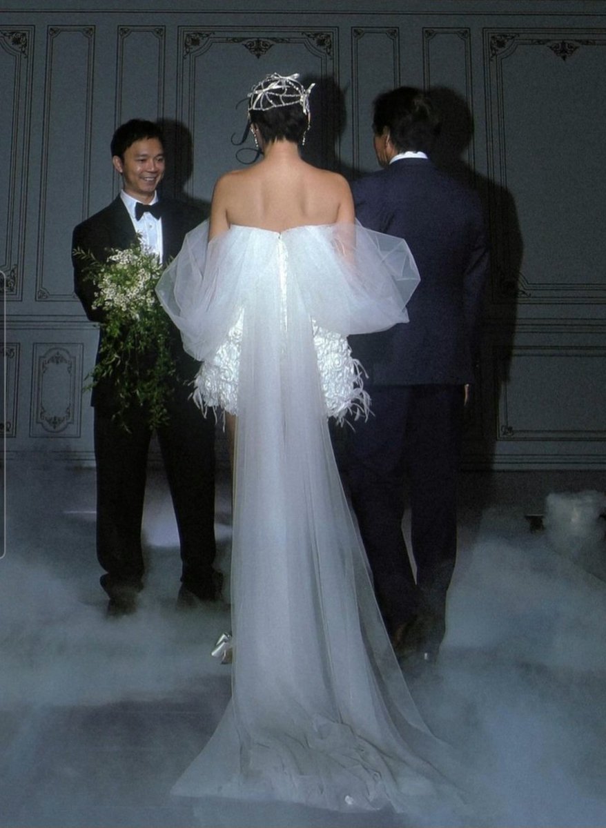 omgg???

Khanh Linh for her wedding wearing the chicest little dress by designer Lê Thanh Hoà