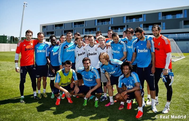 MariaNandos's tweet image. Las elegidas de Dios estábamos hace 10 años en el Vicente Calderón viendo a Abraham Mateo, 5 SOS y a los putísimos ONE DIRECTION.

Y está elegida de Dios en concreto, en la barricada del final de la pasarela.

10 años y sigo sin superarlo. #WWAT