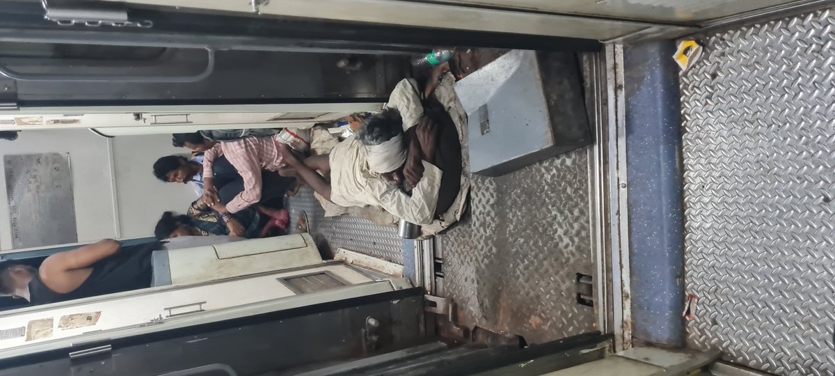 p_prawakta's tweet photo. माननीय #रेलमंत्री जी इनके लिए कब रेलगाड़ी चलेगी..? 75 साल का बुजुर्ग  टॉयलेट बाथरूम के दरवाजे में #दुर्गंध के बीच यात्रा करने को मजबूर हो रहा.. और हम आजादी का 75 व #अमृत_महोत्सव के बीच वन्दे भारत चला के सीना चौड़ा कर लिए!😢 https://t.co/zD6Jvj16p8
