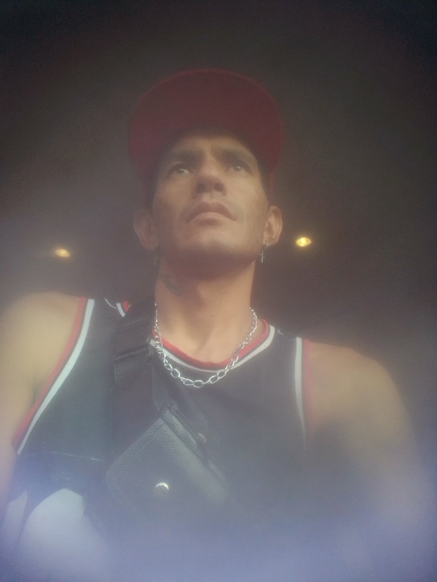 Oigan amigos necesito de su ayuda para saber que subir en mi Twitter más fotos o más vídeos o como me quieren ver uds.d:)