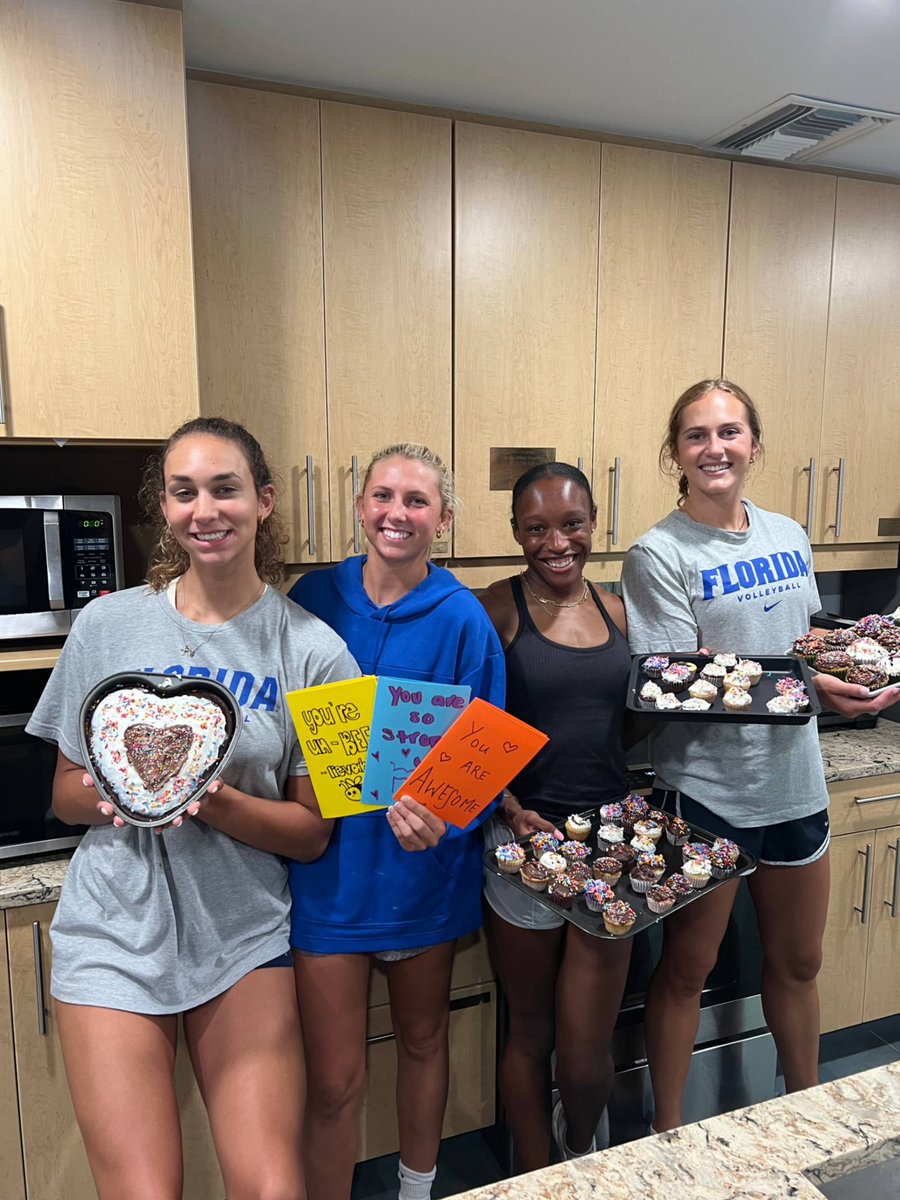 Elljmck's tweet photo. Different kind of serving today! We worked together to bake up a variety of delicious cakes for the families at the Ronald McDonald House of North Central Florida! To learn how you can make a difference, please visit: https://t.co/neiMJKyIZr @Fl_Victorious #FVFoundation https://t.co/IDjMi4kiUB