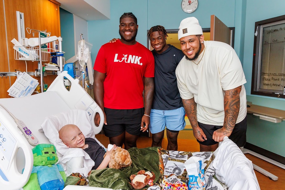 ChildrensAL's tweet photo. A huge thank you to @alabamaftbl for bringing their winning spirit to our inpatients today! It was an unforgettable day filled with smiles, laughs and inspiration ❤️🤍 @jalenmilroe @iamtylerbooker @Kadynproctor1 https://t.co/fbf2rI9WLo