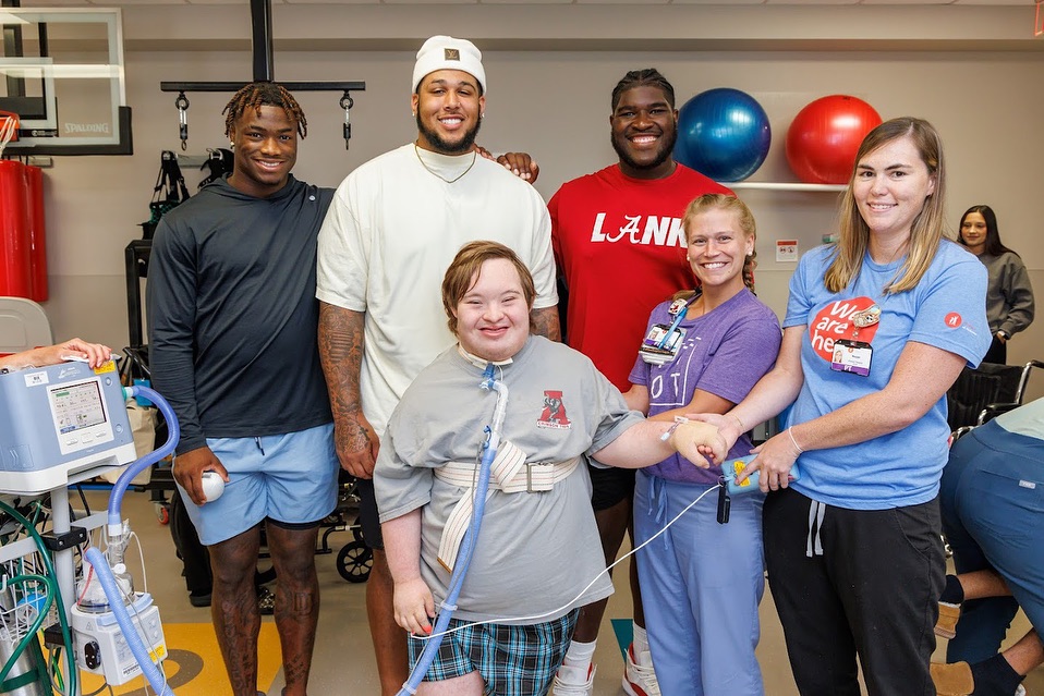 ChildrensAL's tweet photo. A huge thank you to @alabamaftbl for bringing their winning spirit to our inpatients today! It was an unforgettable day filled with smiles, laughs and inspiration ❤️🤍 @jalenmilroe @iamtylerbooker @Kadynproctor1 https://t.co/fbf2rI9WLo
