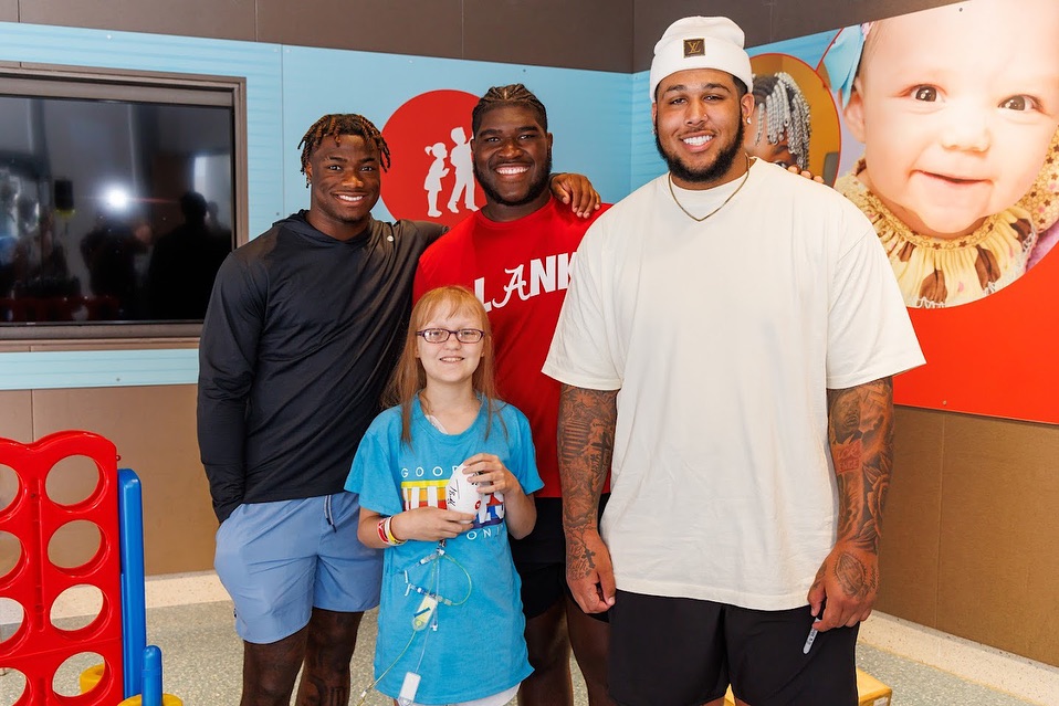 A huge thank you to @alabamaftbl for bringing their winning spirit to our inpatients today! It was an unforgettable day filled with smiles, laughs and inspiration ❤️🤍 @jalenmilroe <a href="/iamtylerbooker/">Tyler Booker🦍</a> @Kadynproctor1