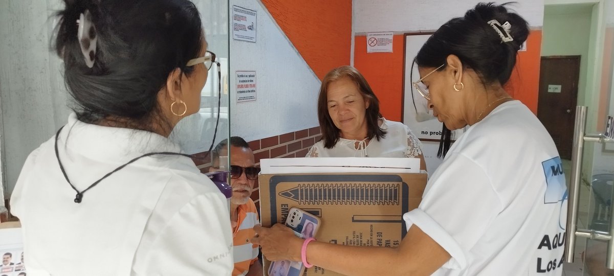 RafaelLopezMesa's tweet photo. Hoy 10 de julio nuestro equipo de barrio unión y cabriales municipio Andrés Eloy blanco en una jornada muy productiva en la avenida lisandro Alvarado y calle san Juan la calle huele a triunfo solo 18 días la gente está muy clara Edmundo será electo presidente https://t.co/EHAygBMa29