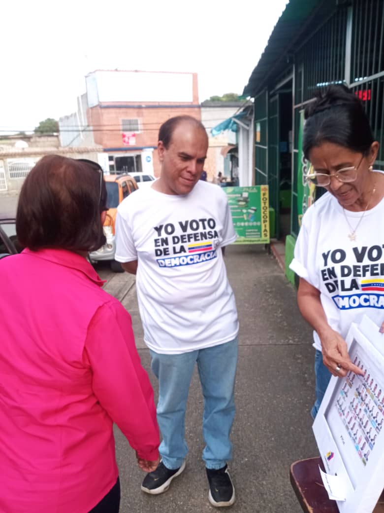 RafaelLopezMesa's tweet photo. Hoy 10 de julio nuestro equipo de barrio unión y cabriales municipio Andrés Eloy blanco en una jornada muy productiva en la avenida lisandro Alvarado y calle san Juan la calle huele a triunfo solo 18 días la gente está muy clara Edmundo será electo presidente https://t.co/EHAygBMa29