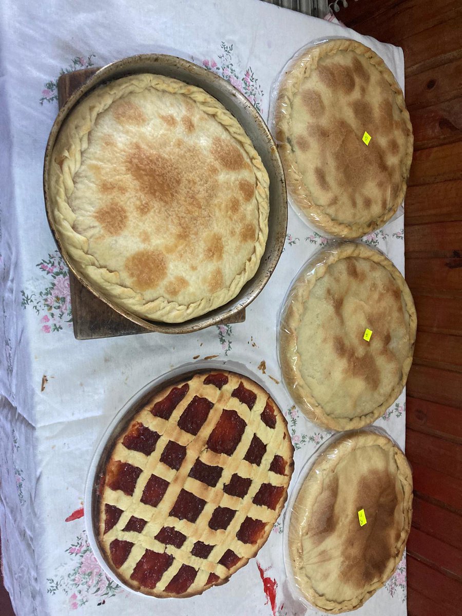 Bueno gente mientras no me salga trabajo efectivo empecé con un emprendimiento me estarían dando terrible mano Rt 099786005
Tartas : jamón y queso 
Pascualina pollo  carne ,zapallito ,napolitana 
Dulces durazno ,pastafrola ,frutilla 
La promo 4x $1200
Cada una $400
Te la llevamos