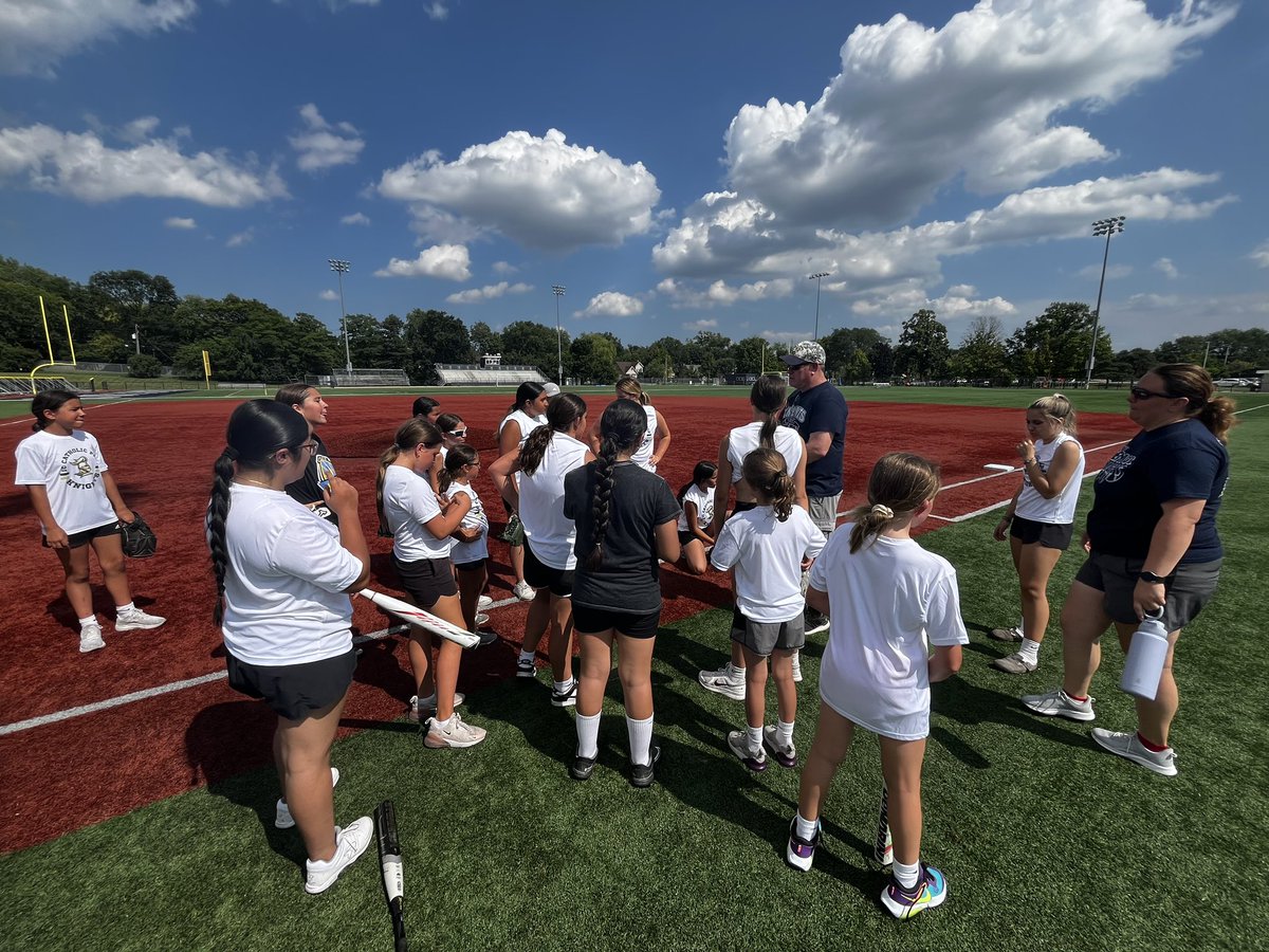Some highlights from our summer camp! A BIG thank you to all those who came out and worked out with our IC girls! Go Knights!! 🤍💙