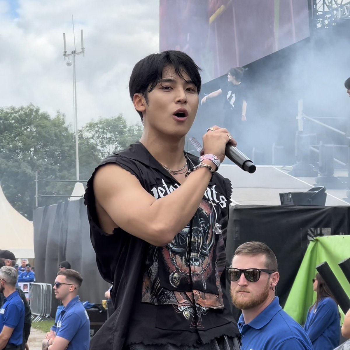 gyuszones's tweet photo. just because everyone deserves a glastonbury mingyu photoset 🖤 https://t.co/lgjuoCTRWD