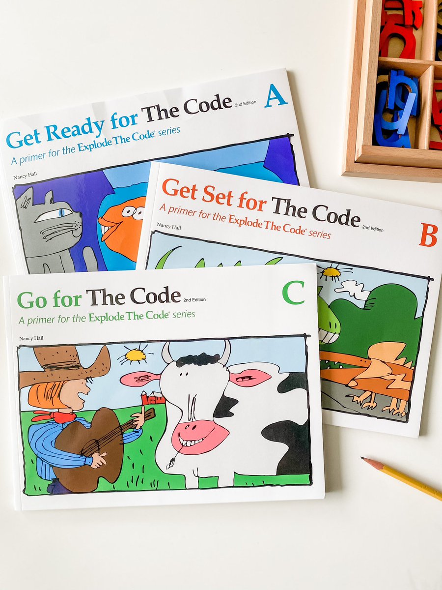 einedame's tweet photo. Kemaren “Singapore Math”, sekarang “Explode the Code”.

Ini series buku paling berjasa dalam membantu Sore buat belajar baca. Kita emang pake suplemen lain juga dari Kumon ama Spectrum, tapi menurutku cuma pake series ini juga sebenernya udah cukup, sih.

Pas TK Sore nyelesein yang buku A-C itu.

Sekarang kelas 1 SD udah jalan beberapa bulan, dan dia udah mulai ngerjain buku nomer 3.

Perhatiin dia pas mau nulis “fry” keknya tadinya endingnya mau pake “i”, tapi untung dia langsung ngeh, kudu pake “y” yang bener.

Itu berkat dia kalo spelling udah pake “logika”, soalnya emang ada “rumus”nya:

“If a little word ends in “y”, the “y” says /ī/.”

Sebenernya ga perlu beli yang “merk” ini juga bisa, sih, asal emang yang ngajarin dasar phonics. Kita pilih yang ini karena emang udah terkenal di sini di kalangan homeschooler. Suamiku dulu pas belajar baca, pake series ini juga. Udah se✨lama✨ itu.