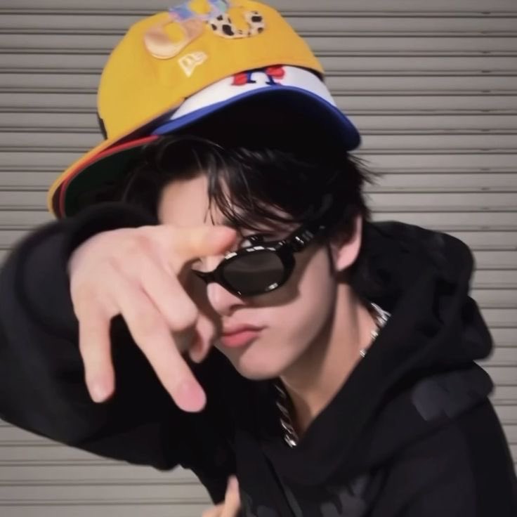 — day (?) of looking for moots 🌟

- Hi, I'm Kia!! I'm looking for new &amp; interactive moots!

✮ 18, filo 
✮ stans enha , ive &amp; bts 
✮ any fandom will do !
✮ not new to #stantwt &amp; #kpoptwt

♡ / ↺ are appreciated + to be moots