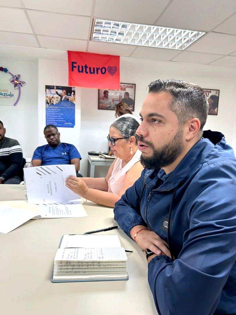 JulioGarciaZ's tweet photo. El candidato del @movfuturoven es el único con un proyecto nacido de la consulta permanente.

Y continuando con esa dinámica, junto al equipo de Futuro en Caracas, hoy seguimos nutriendo y asegurando el camino para esta victoria por un mejor mañana.

¡Maduro es Futuro!🐓 https://t.co/kVBiR2rY8W