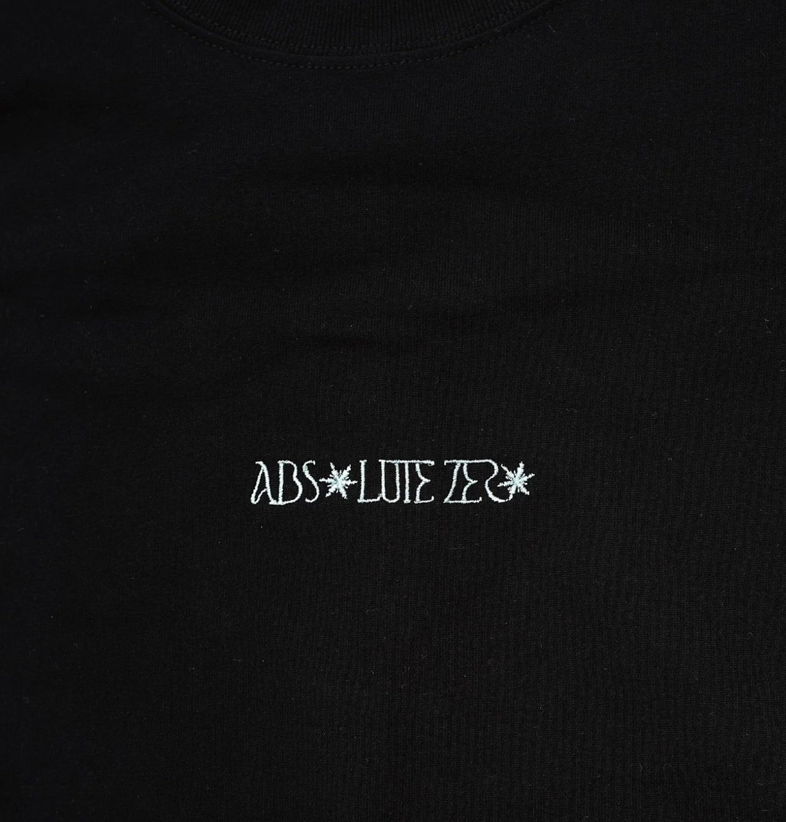 gyftparco's tweet photo. ABSOLUTE ZERO S/S Tee 
COLOR : BLACK
SIZE : S.M.L,XL 
PRICE : 6,600（税込）  

・フロントには、ブランドテーマを刺繍で表現。精密な刺繍で落とし込んでおり、細かいディテールまで表現しております。 ・裾には、ブランドテーマの絶対零度-273.15と雪化粧をプリント。  
https://t.co/cZdXh9laRb https://t.co/T0MkO6xYKa