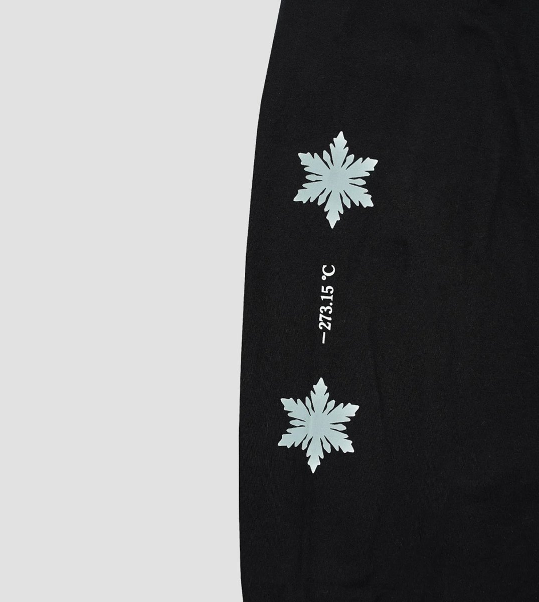 gyftparco's tweet photo. ABSOLUTE ZERO S/S Tee 
COLOR : BLACK
SIZE : S.M.L,XL 
PRICE : 6,600（税込）  

・フロントには、ブランドテーマを刺繍で表現。精密な刺繍で落とし込んでおり、細かいディテールまで表現しております。 ・裾には、ブランドテーマの絶対零度-273.15と雪化粧をプリント。  
https://t.co/cZdXh9laRb https://t.co/T0MkO6xYKa