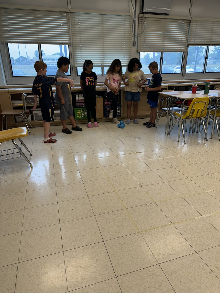 Another great day at STEAM camp using Dash! <a href="/BethRoemerIT/">Beth Roemer</a> <a href="/WeRStokes/">Stokes School</a> @IsltreesMMS