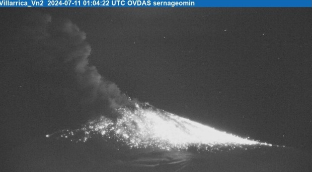 EmergenciaPucon's tweet photo. Durante esta noche el #VolcanVillarrica  nos demuestra que sigue siendo es más activo del país #Rukapillan https://t.co/H1uOBA8PPR