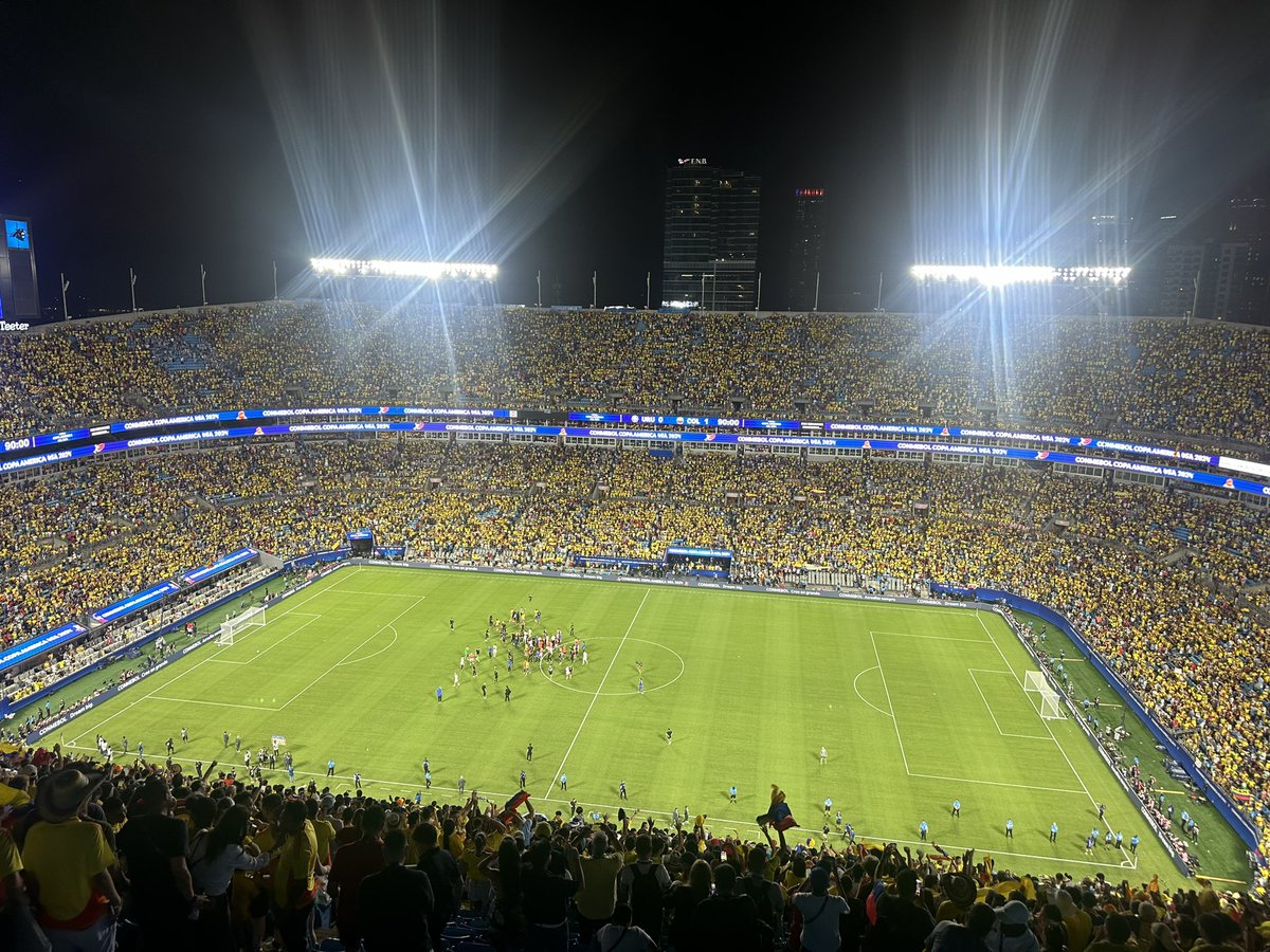 Incredible scenes at the final whistle here in Charlotte. Colombia, playing with 10 men for the entire second half, produced a performance full of guts &amp; courage to beat Uruguay &amp; reach the Copa America final. Some exceptional defending - special mention for Mojica. What a win 🇨🇴