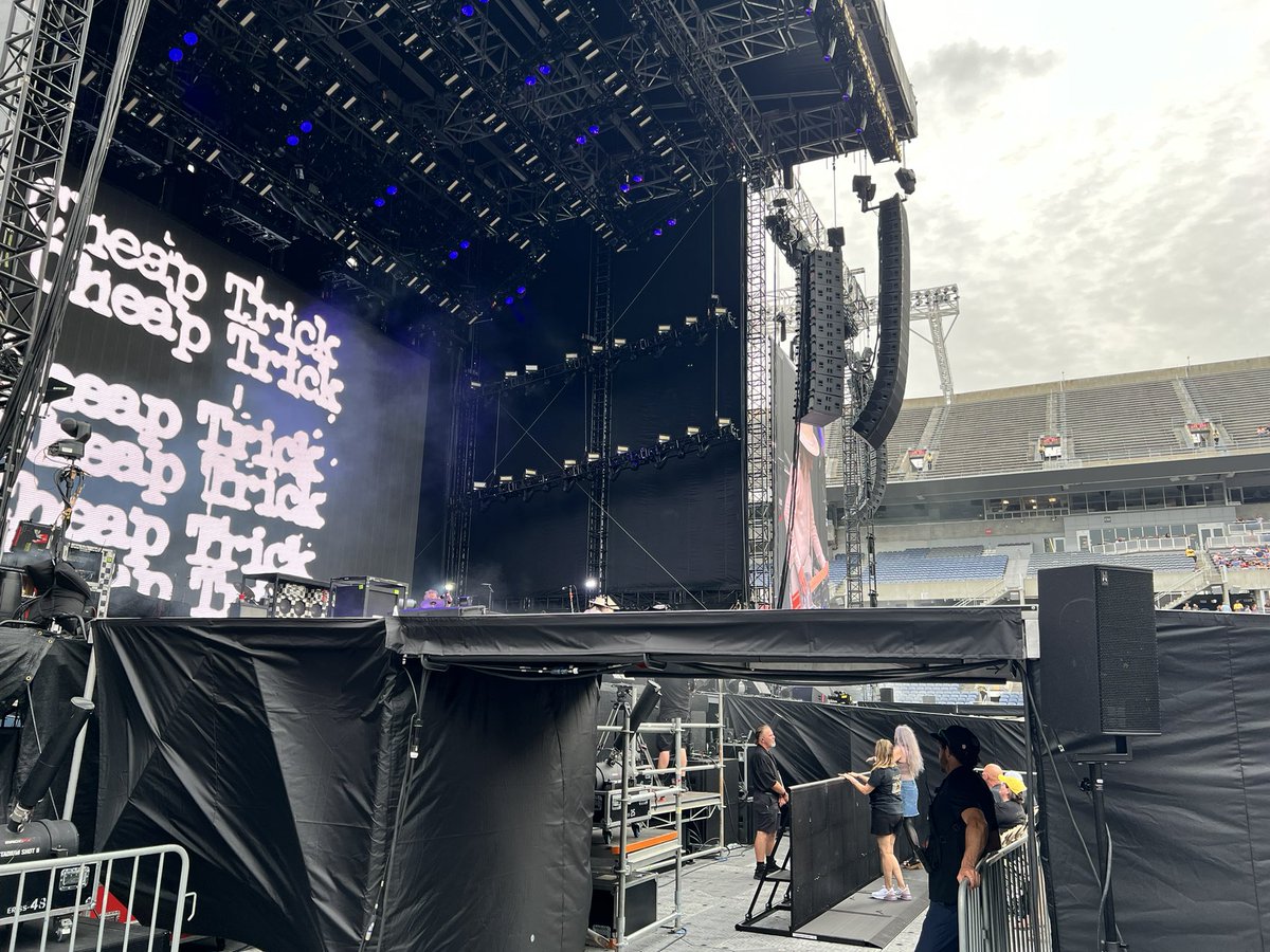 RefereeCurt's tweet photo. Got to @CWStadium for @DefLeppard and @JourneyOfficial super excited for my 2nd row seat. I can’t see the stage! I’m 6’2” and this is my view. On @Ticketmaster this was not listed as a seat with limited or obstructive view. Not happy at all. Can you see the heads of @cheaptrick ? https://t.co/iAzb8q3u0X