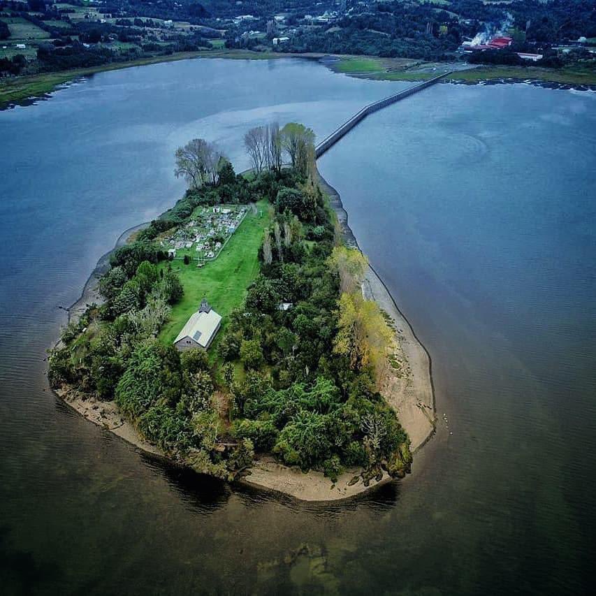 Esta tarde, luego de un largo camino, el Consejo de Monumentos Nacionales declaró Monumento Nacional, Zona Típica, a la sobrecogedora isla Aucar en Quemchi. Mil felicidades a las comunidades que trabajaron en esta tarea y que hoy ven un sueño convertido en realidad.