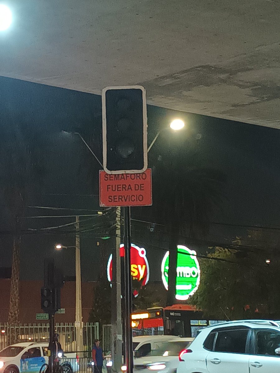 Conyformascerda's tweet photo. 6 días sin semáforo en el cruce de jumbo concha y toro!! 

#puentealto https://t.co/ufacnTlux0