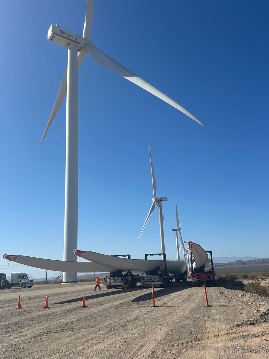 QuintelaRicardo's tweet photo. Quiero contarles que llegaron al Parque Arauco componentes para los nuevos aerogeneradores que permite seguir avanzando en el proyecto de expansión del PEA III. Estos componentes son esenciales para alcanzar la capacidad total del proyecto, que asciende a 99,4 MW.

Cada paso que da el PEA es un avance tecnológico en la generación de energía renovable que, además, tiene un impacto positivo en la economía y el empleo local. Este proyecto contribuye a la reducción de emisiones de CO2 e impulsa el desarrollo económico y social en La Rioja.

Felicito a todo el equipo del PEA III que lo está dando todo para su desarrollo.