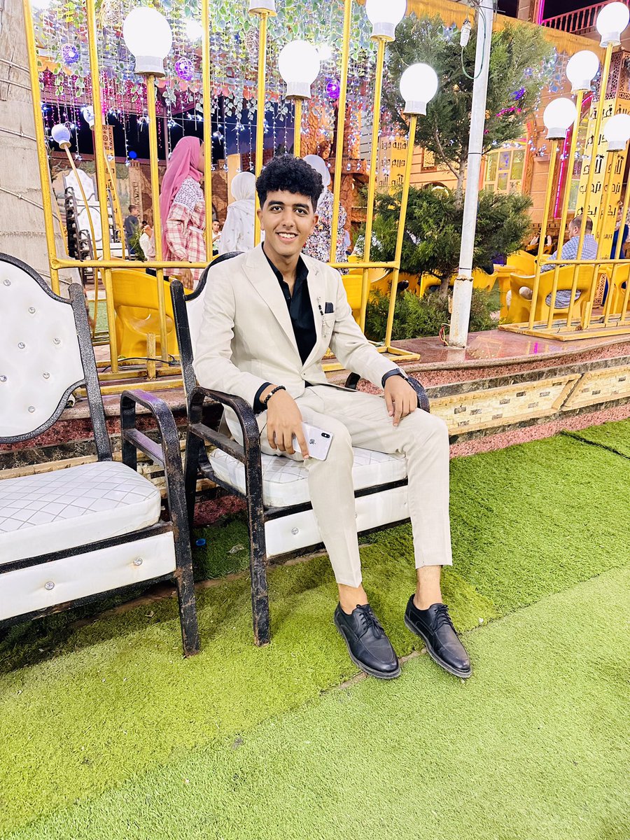 kholy72's tweet image. عشقت اللون الاسود حتى تلونت حياتي به 🖤