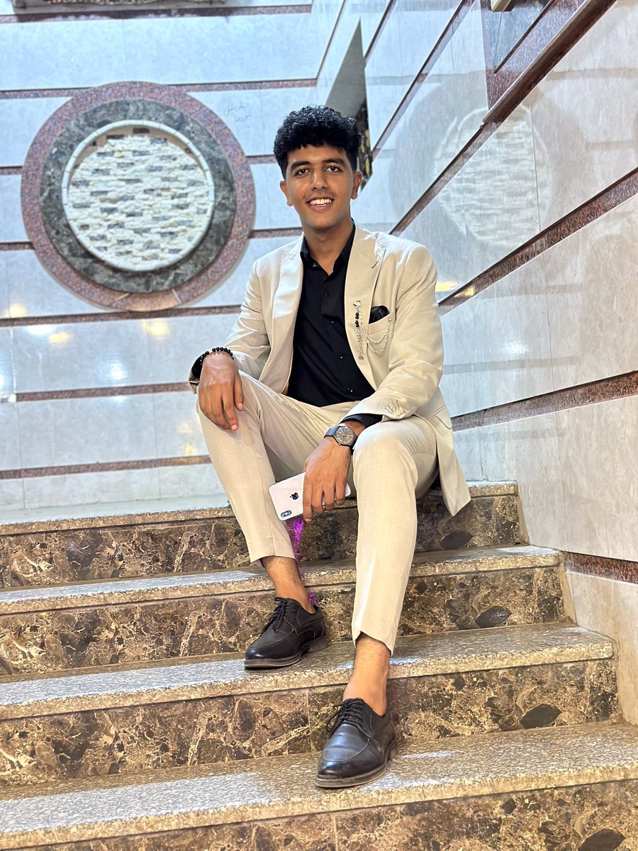 kholy72's tweet image. عشقت اللون الاسود حتى تلونت حياتي به 🖤