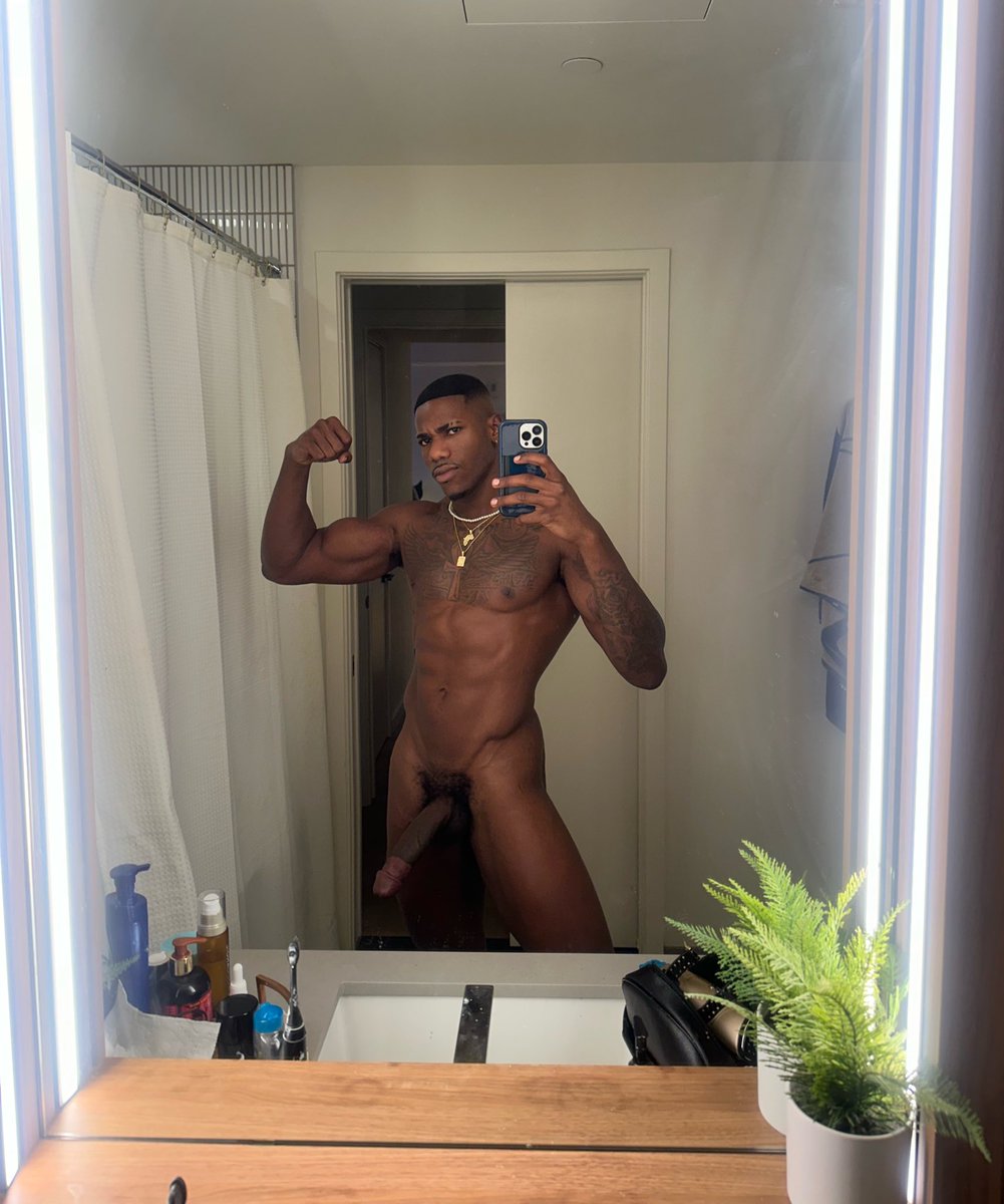 Bathroom selfie for the win 💪🏿🤗