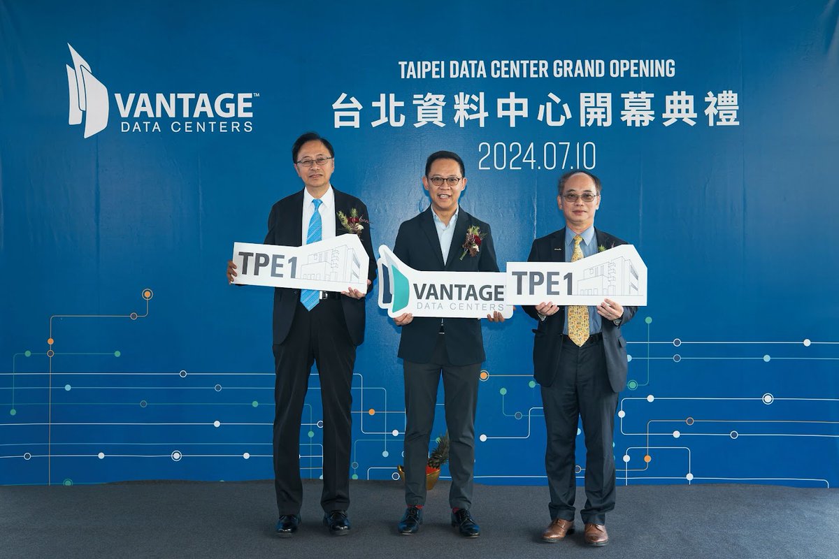 VantageDC's tweet photo. Vantage 台北資料中心 (TPE1) 正式啟動! 我們舉行盛大開幕典禮慶祝資料中心順利落成，是次活動邀得政府官員、產業高層及合作夥伴出席。我們很榮幸桃園市張善政市長和經濟部投資促進司張銘斌司長親臨祝賀。
Vantage亞太區總裁湯國江表示很感謝在建造過程中所有政府機關及合作夥伴給予的協助和支持。我們期盼未來繼續保持緊密合作，共同為台灣的數位發展做出貢獻。
TPE1 可同時滿足雲端運算與高密度部署的需求，並支援人工智慧（AI）。請查看新聞稿了解更多。