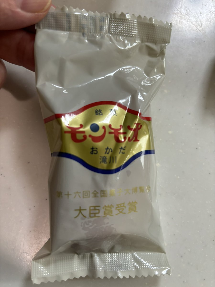 daikondaik's tweet photo. 滝川おかだのモンモオ
これ今も空港にあるのかな。

物心ついた時から家に度々置いてあったけど、今改めて食べるとやたらと美味しい。昔は銀色のアルミっぽい袋だったよ
しっとり生地、白餡。なつかしい。
岡田のおじさんうちによく遊びに来てたなー。
♯モンモオ https://t.co/dtdZ1EDUcO