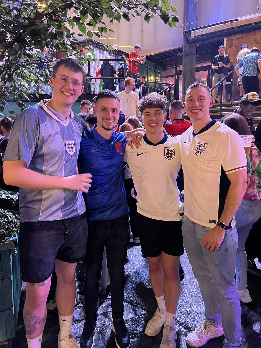 TallDyl's tweet photo. What a win!🏴󠁧󠁢󠁥󠁮󠁧󠁿
Always happy to meet some fans @Shawrey_ @TomLeese 

What gents, thanks for the picture. 
@MButterworth_1 https://t.co/LNH46CHq6x