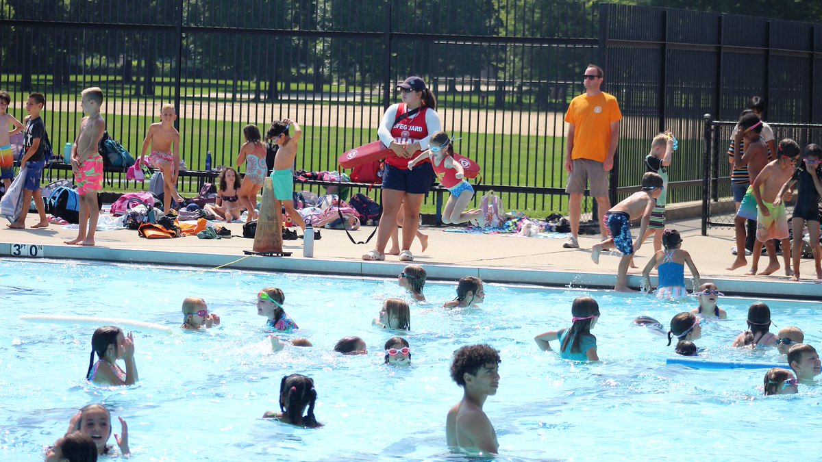 Indoor &amp; outdoor pools across the city are open 6 days a week! Visit bit.ly/ChiParks-Swimm… to view pool hours &amp; days of operation for your nearest pool 🩴. #StayCoolChicago