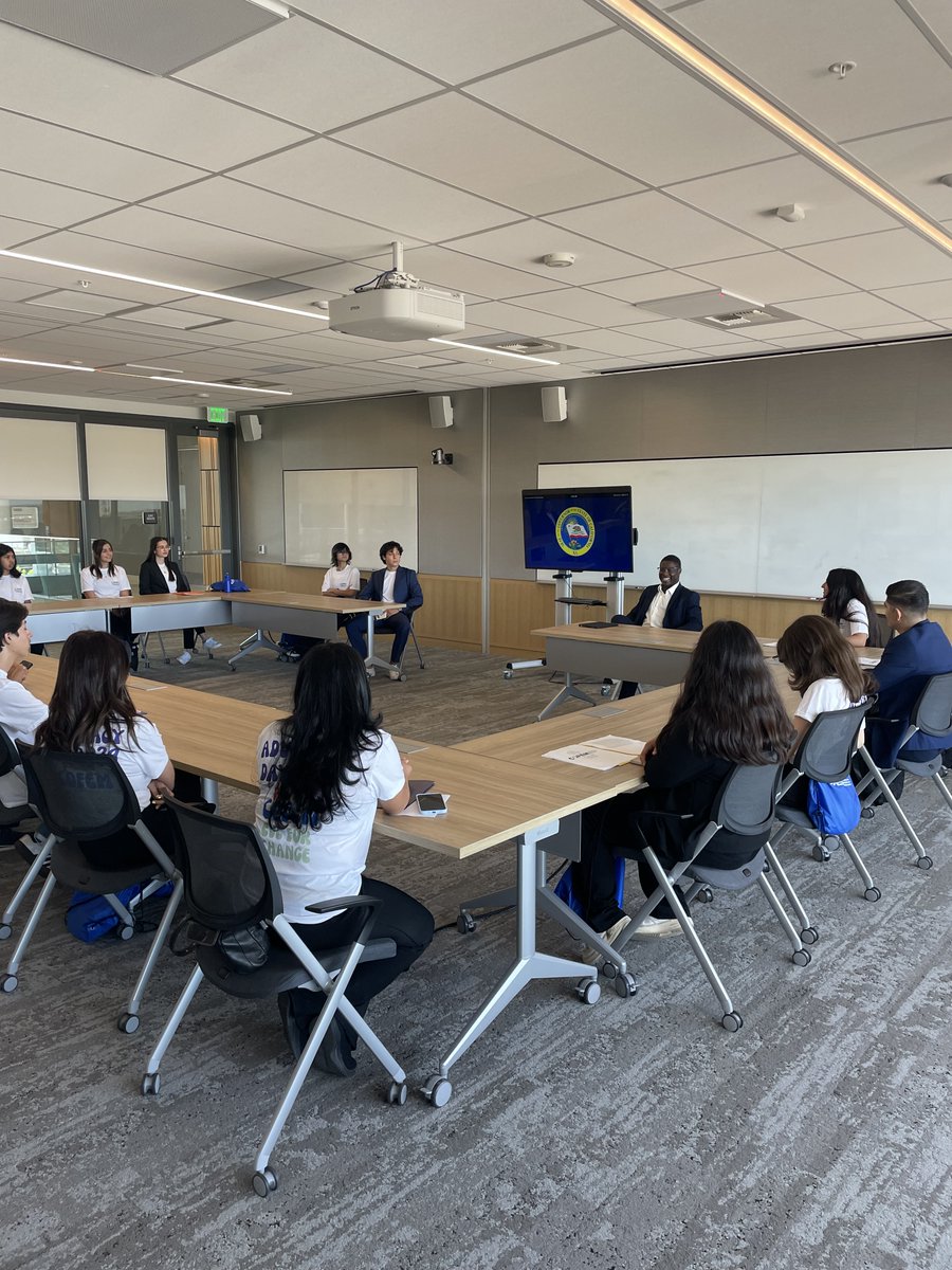 ecv4change's tweet photo. Their lived experiences as students from low-income &amp; immigrant households offered fresh perspectives to policy. As prospective #FirstGen college students, they networked with policy professionals and learned how to explore career opportunities in the political &amp; advocacy field🙌🏽 https://t.co/tYQvnfpo24