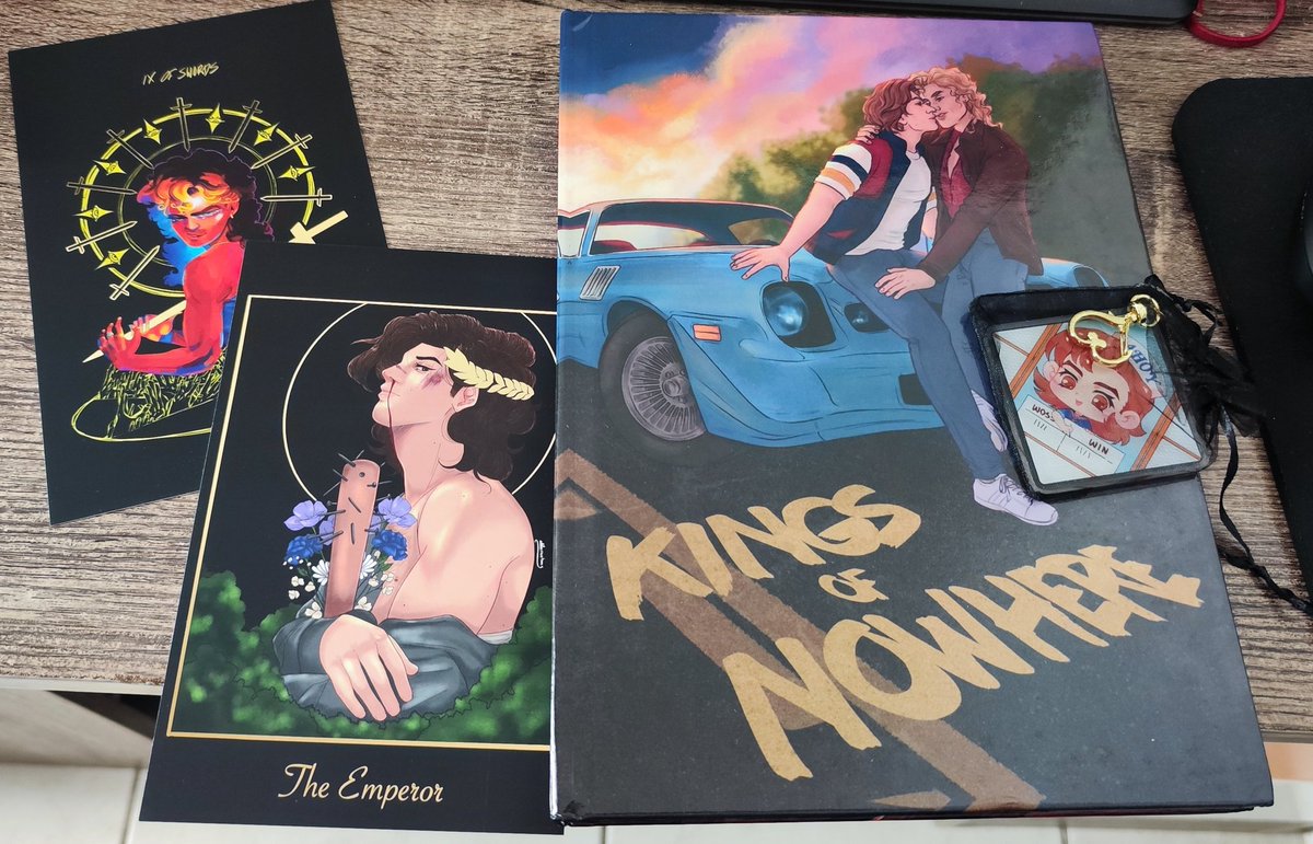 i rlly thought that my Zine was lost in the mail but it come today! I'm so happy! It come with 2 postals and a keychain! It's so beautiful! 😭 Thanks <a href="/HarringroveZine/">👑 Kings of Nowhere Zine</a>