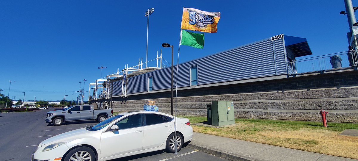 It's TAILGATE TIME! Come grab a water and a cookie before the gates open! #GreenOutDay #AllHoppedUp #5ection