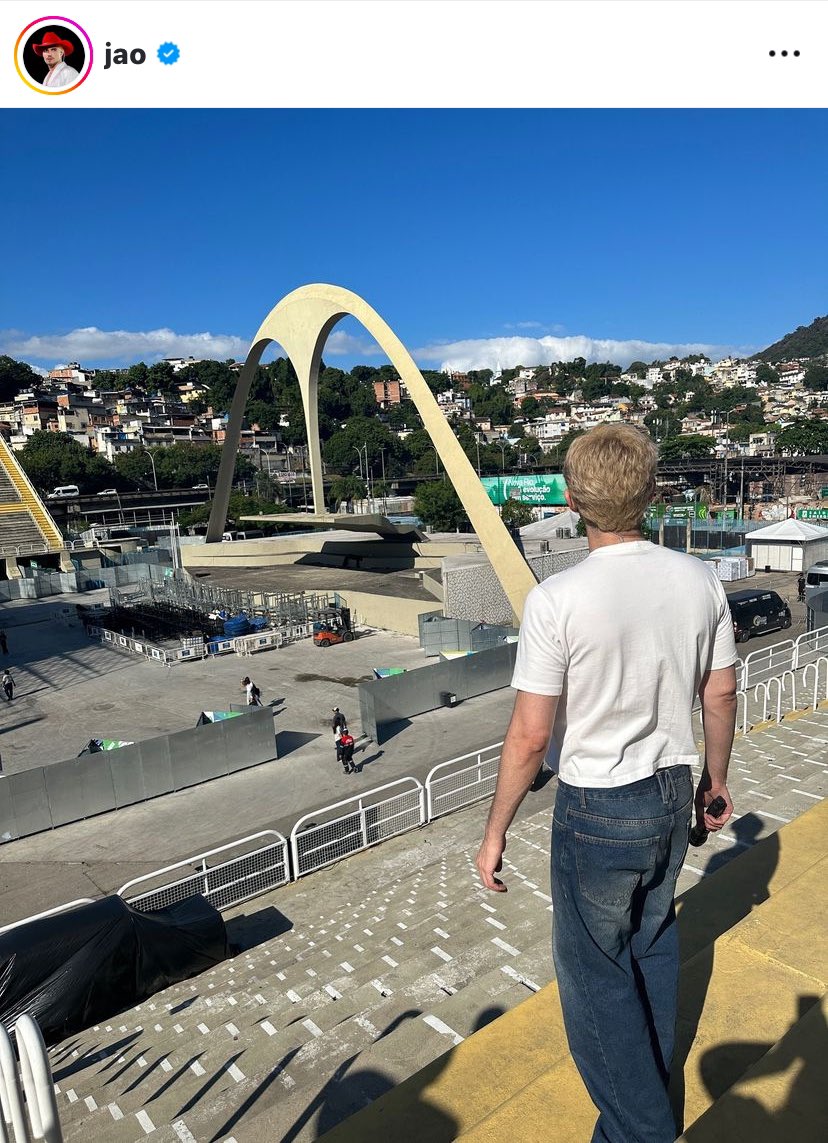 jaobleber's tweet photo. apenas um show proporcionou uma foto do jão com uma favela atrás ADIVINHE A PORRA DO DDD https://t.co/NksXHl80jH