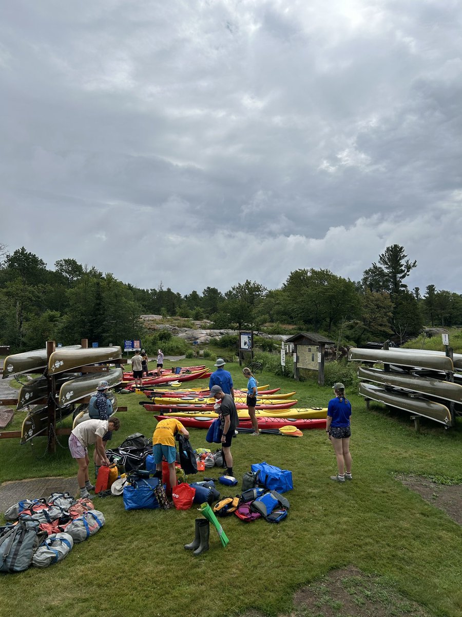 Outdoor Skills session 1 has arrived to Georgian Bay. These students are headed off on a 9 day kayak trip along the cost of Georgian Bay. 🛶 ⛺️🌲