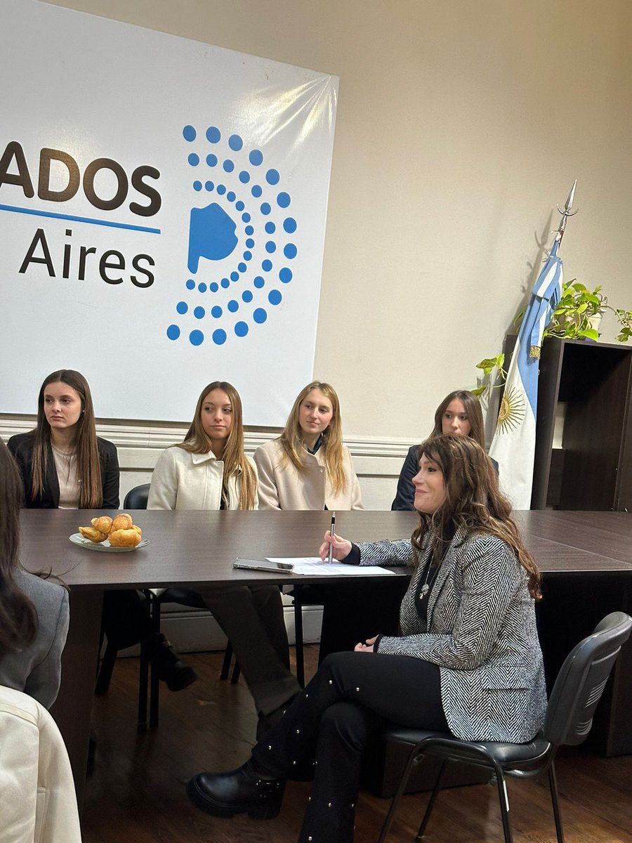soleaalonso's tweet photo. 🏛 Hoy recibimos a estudiantes que participaron del #ModeloONU en La Plata entre los Colegios Centenario, Albores y San Simón.

Es un honor escuchar a jóvenes que revalorizan la práctica de la política cómo tal ❤.

👉 Con @ArielArchanco declaramos esta iniciativa de interés legislativo en un proyecto que cuenta con mi co-autoría.