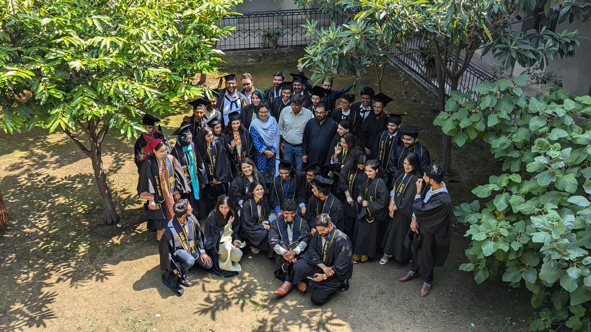 hbws01's tweet photo. Unofficially Graduated 🎓 
#QAU #graduation https://t.co/gj6th5udbb