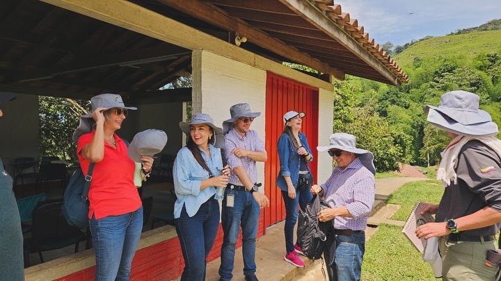 Hoy, junto a la Fundación Sura y el <a href="/sanjosevegas/">Colegio San José de Las Vegas</a>, visitamos el Centro de Innovación Rural La Sandalia en Fredonia. 

Avanzamos en el diseño de estrategias, modelos y programas para impulsar la calidad e innovación educativa, fomentando el desarrollo territorial. <a href="/CamiloAMorales/">Camilo Andrés Morales</a>