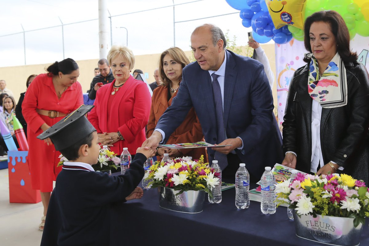natycastrejonv's tweet photo. Hoy, el jardín de niños "María Luisa Ross Landa", ubicado en #Zempoala, despide a una generación más de alumnas y alumnos que concluyen su educación preescolar, el primer escalón de su vida académica y donde se han sentado las bases para ser personas de bien.

La infancia es el periodo más importante de nuestra existencia, es el espacio donde se construye todo el andamiaje cognitivo y socioafectivo que les permitirá edificar el resto de su vida.

Agradezco a las y los educadores por su dedicación, empeño e interés en trabajar con el modelo de la #NuevaEscuelaMexicana, cuyos resultados se han reflejado en el nivel de aprendizaje. Sin duda, los principales aliados han sido las madres y padres de familia, siempre dispuestos a participar y apoyar en las actividades que mejoran el proceso educativo.

¡Felicidades por este logro!

#PrimeroLaEducación
#NatyCastrejón
