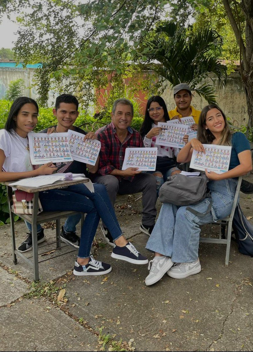 Sec. General de la Seccional Carùpano. Prof. Edgar García en la ardua labor de educar sobre el sagrado ejercicio del voto.Las aulas de la Universidad de Oriente fueron hoy el escenario para que la juventud recibiera está importante inducción 
<a href="/ADOrganizacion_/">AD Organización Nacional</a>