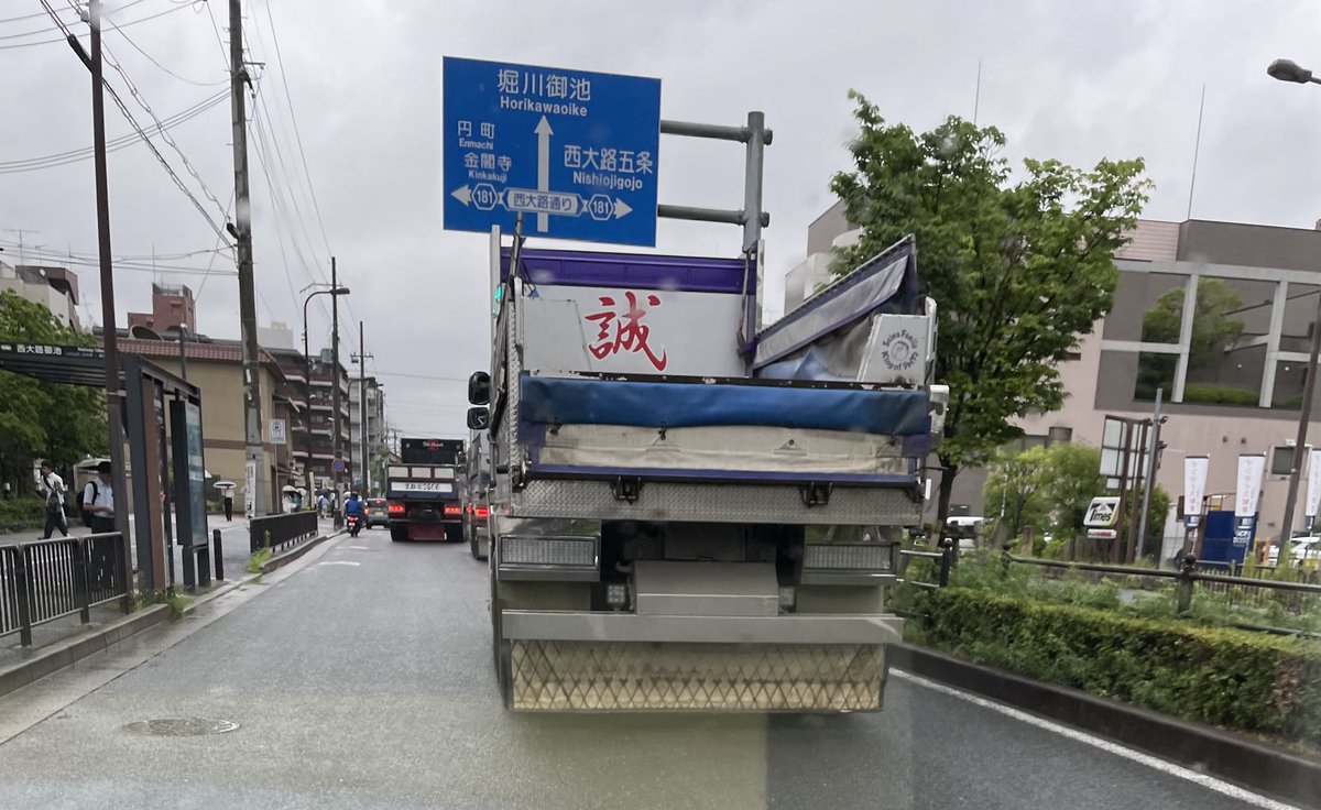 ナンバー付いてねぇダンプおったぞ！